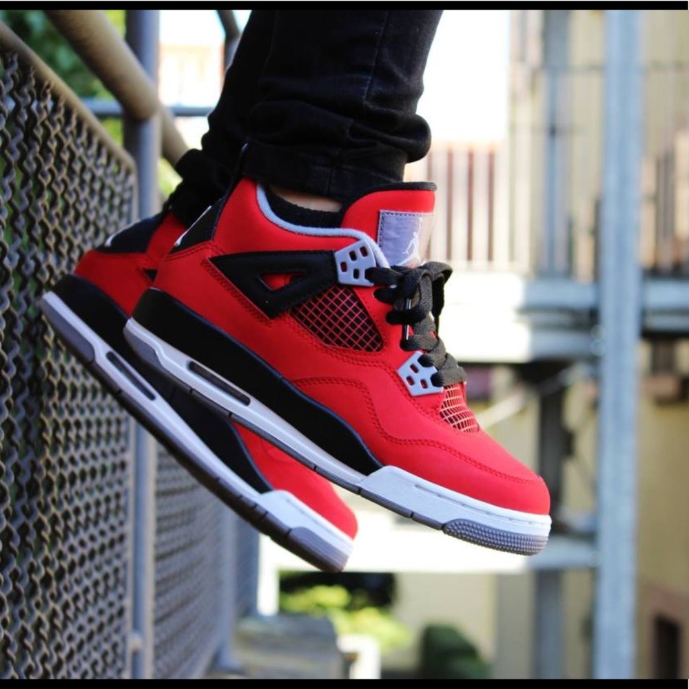 Air Jordan 4 Retro - Size 6 Youth